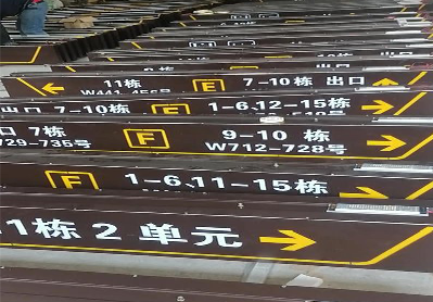 芒市广告标识中，常见的几种安装方式。